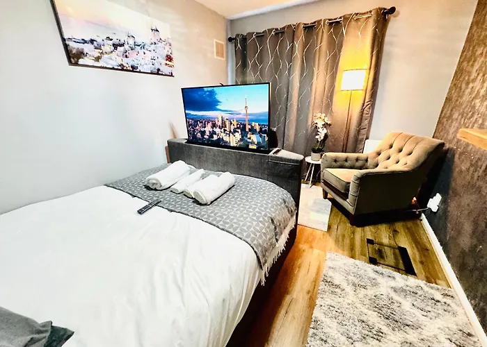 Air Conditioned Luxury 2-Bed Apartment,Office With Built-In Tv King Bed, Private Entrance And Free Parking