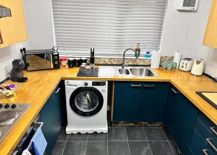 Air Conditioned Luxury 2-Bed Apartment,Office With Built-In Tv King Bed, Private Entrance And Free Parking